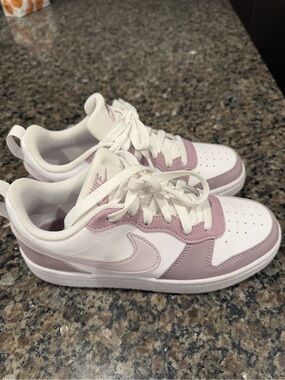 Nike Low-Top Sneakers in White and Light Pink